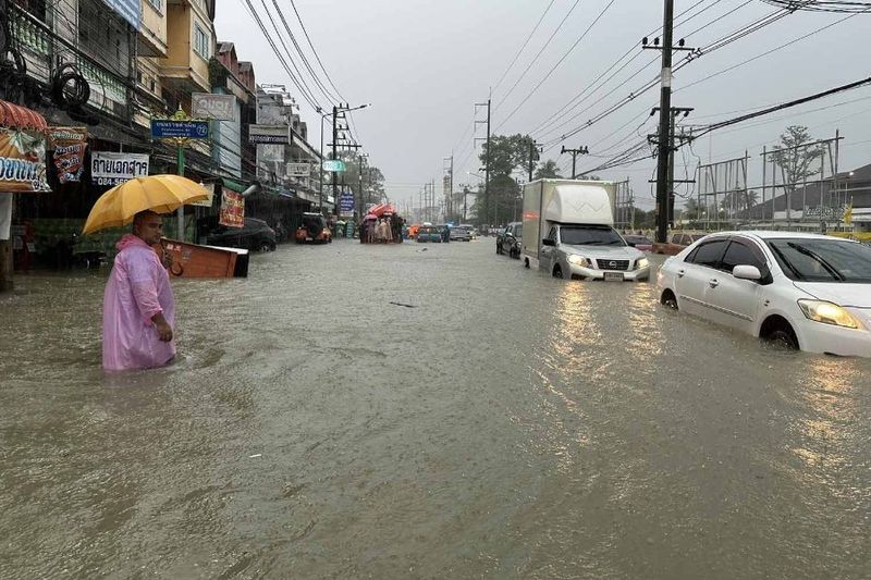 Als Reaktion auf die Vorhersage eines frühen Monsuns hat die thailändische Regierung ihre Hochwasservorsorge intensiviert. Vizepremierminister Prasert Jantararuangtong leitete ein wichtiges Treffen im Smart Water Operation Center der königlichen Bewässerungsbehörde, um die Notfallmaßnahmen gegen die drohende Gefahr zu koordinieren.