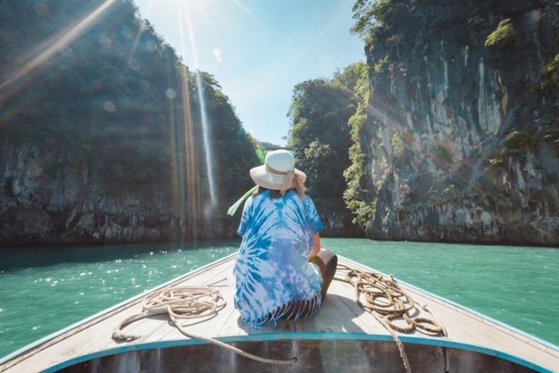 Um den thailändischen Tourismussektor in der Nebensaison anzukurbeln, erwägt das Finanzministerium laut Vizefinanzminister Julapun Amornvivat die Einführung steuerlicher Maßnahmen. Das Ministerium führt derzeit Gespräche mit dem Tourismus- und Sportministerium über mögliche zusätzliche Anreize über das bestehende Zuzahlungssystem „Tiew Thai Khon La Khrueng“ (halb-halb) hinaus.