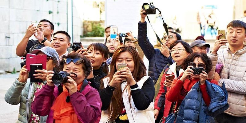 Thailands Tourismussektor steckt in einer Zwickmühle, da die Zahl chinesischer Besucher zurückgeht. Dies zwingt die Tourismusorganisationen dazu, ihre Ziele neu zu bewerten und ihre Bemühungen zur Anziehung von Touristen zu verstärken.