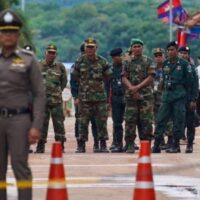Thailand sieht sich mit zunehmenden Spannungen an der Grenze konfrontiert. Senator Sawat Thatsana drängte daher den Senat, einen eigenen Ausschuss zur Bewältigung der wachsenden Sicherheitskrise einzurichten. Er betonte die Notwendigkeit sofortigen Handelns angesichts zunehmender Grenzüberschreitungen, ungelöster Territorialstreitigkeiten und anhaltender Unruhen in den südlichen Regionen.