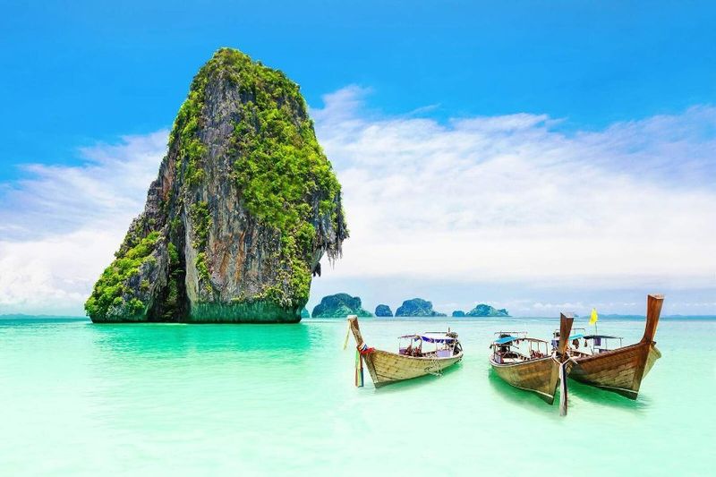 Thailand erwies sich als Spitzenreiter in Sachen Sicherheit und übertraf beliebte Reiseziele wie die Seychellen, die Philippinen, Sri Lanka und Vietnam. Die Kombination aus hohen Sicherheitsbewertungen und bekannter herzlicher Gastfreundschaft trug maßgeblich zu seiner Spitzenplatzierung bei.
