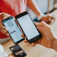 Thailand nutzt den Krypto-Trend und ermöglicht es Touristen, ihre digitalen Münzen direkt für alles Mögliche auszugeben, von Pad Thai bis hin zu luxuriösen Resorts. Die Securities and Exchange Commission (SEC) und die Bank of Thailand (BoT) führen ein Krypto-Sandbox-Programm ein, um den Tourismus zu fördern und frisches Geld in die lokale Wirtschaft zu pumpen.