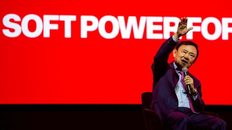 Thaksin äußerte auf einem Seminar der Nation Group seine Bestürzung über Hun Sens Vorgehen. Die Aufnahme einer privaten Diskussion zwischen Hun Sen und Paetongtarn über die Spannungen an der Grenze löste einen politischen Aufruhr aus. Paetongtarn bezeichnete Hun Sen in dem Gespräch liebevoll als „Onkel“ und wirkte übermäßig entgegenkommend – ein Verhalten, das in Thailand Kritik auslöste .