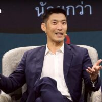 Thanathorn Juangroongruangkit , Vorsitzender der Progressiven Bewegung und ehemaliger Vorsitzender der Future Forward Partei, ging am Freitag in der Sendung „55 Jahre Nation Exklusivgespräch: Wie Thailands Krise überwunden wird“ auf Gerüchte über politische Absprachen mit der Volkspartei ein. Die Diskussion, moderiert von drei Chefredakteuren der Nation Group, konzentrierte sich auf politische Dynamiken und nationale Themen.