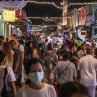 Der thailändische Tourismussektor erlebt derzeit eine Trendwende: ausgabefreudige Touristen aus Europa, Russland und Israel treiben die Einnahmen auf rund 1,74 Billionen Baht und gleichen damit den Rückgang der chinesischen Besucher aus, sagen Experten des Forschungszentrums Krungthai COMPASS.