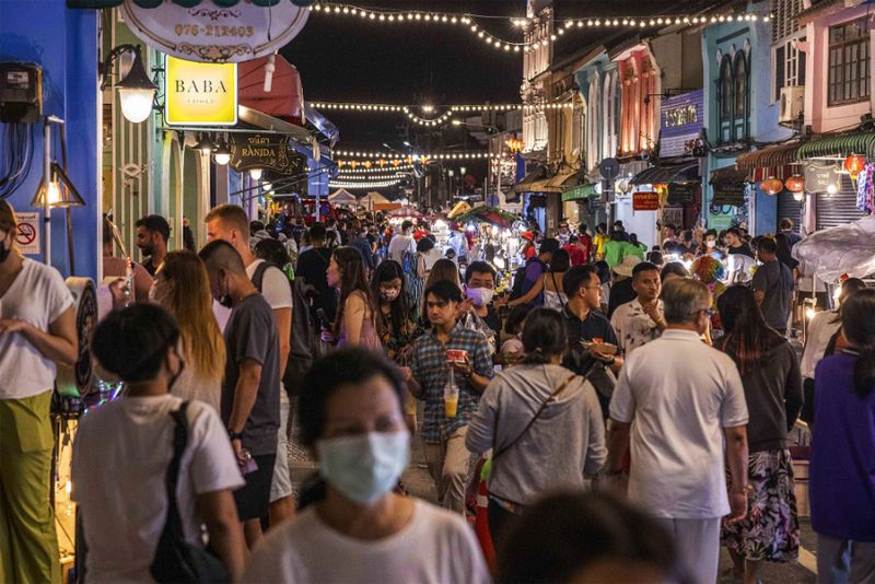 Der thailändische Tourismussektor erlebt derzeit eine Trendwende: ausgabefreudige Touristen aus Europa, Russland und Israel treiben die Einnahmen auf rund 1,74 Billionen Baht und gleichen damit den Rückgang der chinesischen Besucher aus, sagen Experten des Forschungszentrums Krungthai COMPASS.