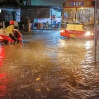 Der starke Südwestmonsun dominiert weiterhin die Andamanensee, Thailand und den Golf von Thailand, während sich die Monsunrinne über Ober-Myanmar und Ober-Laos erstreckt, teilte die thailändische Wetterdienstbehörde am Mittwoch mit.