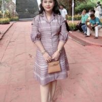 Ein Skandal um hochrangige buddhistische Mönche und eine Frau namens „Sika Golf“ hat Thailand in den letzten Wochen erschüttert. Im Mittelpunkt steht Wilawan Emsawat, eine 35-jährige Frau, die beschuldigt wird, intime Beziehungen zu hochrangigen Mönchen aufgebaut und diese angeblich für finanzielle Zwecke ausgenutzt zu haben. Dies löste umfangreiche polizeiliche Ermittlungen und mehrere Festnahmen aus.