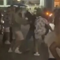 Bei einem schockierenden Vorfall in Phuket sollen fast 20 Ausländer den Besitzer eines thailändischen Motorradverleihs und einen weiteren Einheimischen angegriffen haben, nachdem es zu einem Streit über Bußgelder wegen Fahrzeugschäden gekommen war.