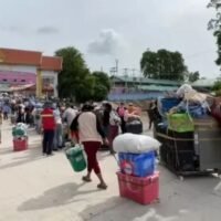 Berichten zufolge haben 50.000 kambodschanische Wanderarbeiter Thailand verlassen, um in ihre Heimat zurückzukehren. Auslöser waren die jüngsten Grenzkonflikte. Die Massenabreise erfolgte über einen geschäftigen Kontrollpunkt in der Provinz Chanthaburi. Allein heute reisten schätzungsweise 20.000 Menschen nach Battambang in Kambodscha. Aufgrund des anhaltenden Konflikts zwischen den beiden Ländern werden in den kommenden Tagen weitere Ausreisen erwartet.