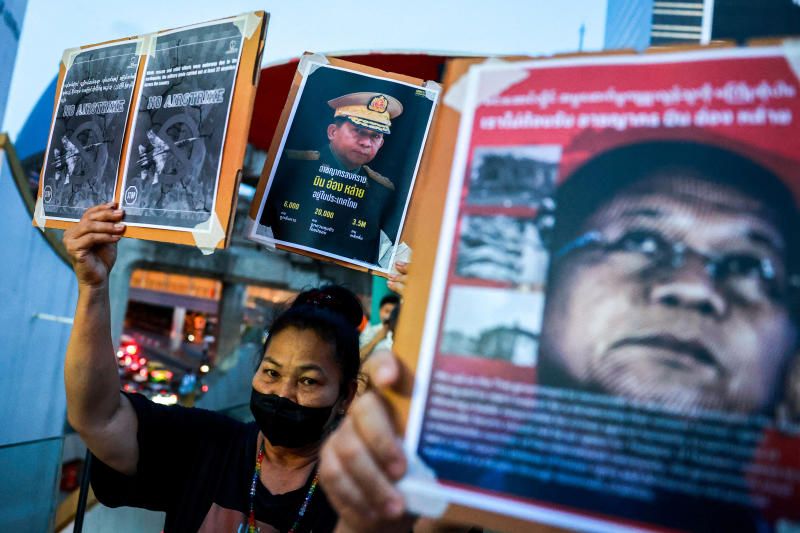Aktivisten halten Bilder von Myanmars Juntaführer Min Aung Hlaing hoch während eines Protests gegen seinen Besuch in Thailand und seine Teilnahme am 6. Bimstec-Gipfel in Bangkok am 4. April 2025.