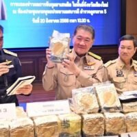 Am Mittwoch kündigte Herr Phumtham, der auch stellvertretender Premierminister und Innenminister ist, bei einem Besuch des Flügels 41 in Chiang Mai die Kampagne „Keine Drogen, keine Dealer: Auf dem Weg zu einem drogenfreien Thailand “ an. Als nächstes begab er sich zur Provinzpolizei der Region 5, informierte die Medien über eine große Drogenrazzia und verdeutlichte das Ausmaß des Problems.