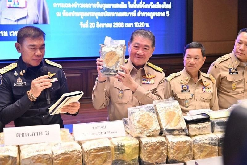 Am Mittwoch kündigte Herr Phumtham, der auch stellvertretender Premierminister und Innenminister ist, bei einem Besuch des Flügels 41 in Chiang Mai die Kampagne „Keine Drogen, keine Dealer: Auf dem Weg zu einem drogenfreien Thailand “ an. Als nächstes begab er sich zur Provinzpolizei der Region 5, informierte die Medien über eine große Drogenrazzia und verdeutlichte das Ausmaß des Problems.
