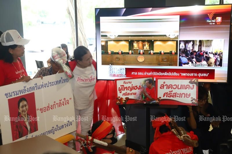 Anhänger des suspendierten Premierministers Paetongtarn Shinawatra verfolgen am Freitag im Hauptquartier der Pheu-Thai-Partei in Bangkok die Verhandlungen vor dem Verfassungsgericht.