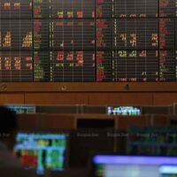 . Laut der thailändischen Börse (SET) sanken die Bestände ausländischer Investoren an thailändischen Aktien im ersten Halbjahr 2025 gegenüber Ende 2024 um 24 %, was einem Verlust von 1,4 Billionen Baht entspricht. Dieser Rückgang erfolgte, als der SET-Index um 22,2 % fiel.