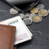 Asiatische Währungen legen zu, insbesondere die indonesische Rupiah und der malaysische Ringgit verzeichnen deutliche Kursgewinne, während der US-Dollar auf den tiefsten Stand seit Wochen fällt. Diese Erholung erfolgt vor dem Hintergrund starker Dollar-Ausverkäufe und sinkender US-Anleiherenditen, da die Märkte mit einer Zinssenkung der US-Notenbank im nächsten Monat rechnen. Kanjana Chockpisansin, Forschungsleiterin bei K-Research, betonte die Auswirkungen dieser Dynamik auf die Währungsstärke weltweit.