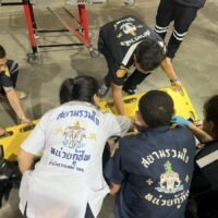 Der thailändische Sänger Palitchoke Ayanaputra (Peck) wurde in den frühen Morgenstunden des Sonntags bei einem Messerangriff an einer Tankstelle in Bangkok verletzt. Die Polizei nahm umgehend einen 21-jährigen Verdächtigen am Tatort fest. Der Vorfall ereignete sich am Sonntag gegen 1:30 Uhr an einer Tankstelle in der Ramkhamhaeng Soi 76 im Stadtteil Hua Mak des Bezirks Bang Kapi.