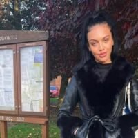 Cameron Bradford aus Stevenage in der Grafschaft Hertfordshire wurde am 22. April auf dem Münchner Flughafen festgenommen, als sie von Bangkok nach Großbritannien reiste. Bei einer Transitkontrolle entdeckten deutsche Zollbeamte etwa 20 Kilogramm Marihuana in ihrem Koffer.