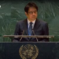 Thailands Botschafter und Ständiger Vertreter bei den Vereinten Nationen, Cherdchai Chaivaivid, reagierte während einer UN-Sitzung am Mittwoch umgehend auf die Anschuldigungen Kambodschas. Als Reaktion auf Kambodschas Hinweis auf die Situation an der Grenze zwischen Thailand und Kambodscha klärte er die internationale Gemeinschaft über Kambodschas Verstoß gegen das Waffenstillstandsabkommen auf.