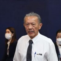 Das Strafgericht hat den ehemaligen Politiker und ehemaligen Massagesalon-Tycoon Chuvit Kamolvisit wegen Verleumdung und Beleidigung des ehemaligen Polizeibeamten Santhana Prayoonrat zu 12 Monaten Gefängnis verurteilt.