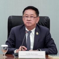 Das Ministerium für Digitale Wirtschaft und Gesellschaft (DES) hat sich mit verschiedenen Plattformen zusammengetan, um gegen Fake News und Desinformationen zum thailändisch-kambodschanischen Grenzkonflikt vorzugehen. Das Ziel, diese innerhalb von drei Stunden zu erkennen, wurde gesetzt, nachdem in den letzten fünf Jahren 1,1 Milliarden mutmaßliche Fälle falscher Online-Informationen im Zusammenhang mit Grenzstreitigkeiten entdeckt wurden.