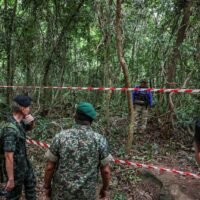 Delegierte des ASEAN Interim Observer Teams und thailändisches Militärpersonal inspizieren den Ort eines kürzlichen Landminenvorfalls. Nach Angaben des thailändischen Militärs trat am 12. August, nach einem Waffenstillstand zwischen Kambodscha und Thailand, ein thailändischer Soldat während eines Besuchs nahe der thailändisch-kambodschanischen Grenze im Gebiet Chong Chub Ta Mok in der Provinz Surin, Thailand, am 20. August 2025 auf eine Landmine. (Foto: Reuters)