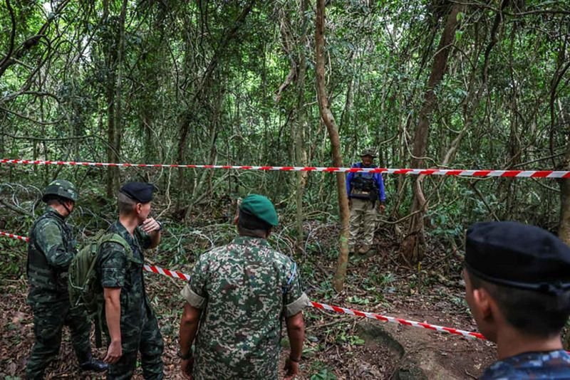 Delegierte des ASEAN Interim Observer Teams und thailändisches Militärpersonal inspizieren den Ort eines kürzlichen Landminenvorfalls. Nach Angaben des thailändischen Militärs trat am 12. August, nach einem Waffenstillstand zwischen Kambodscha und Thailand, ein thailändischer Soldat während eines Besuchs nahe der thailändisch-kambodschanischen Grenze im Gebiet Chong Chub Ta Mok in der Provinz Surin, Thailand, am 20. August 2025 auf eine Landmine. (Foto: Reuters)