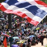 Demonstranten demonstrieren am 21. August vor dem Parlament. Sie schwenken thailändische Flaggen und halten Plakate hoch, um die Aufhebung zweier Absichtserklärungen zu fordern – eine aus dem Jahr 2000 über die Landgrenze zu Kambodscha und eine aus dem darauffolgenden Jahr über die Seegrenze