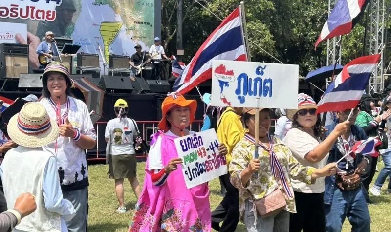 Demonstranten haben sich seit dem Morgen (21. August) vor dem Parlament versammelt, um zu fordern, dass die Abgeordneten zwei Absichtserklärungen, MOU 43 und MOU 44, die zuvor mit Kambodscha unterzeichnet wurden, widerrufen, berichtete Amarin TV.