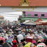 Der anhaltende Grenzkonflikt zwischen Kambodscha und Thailand verursacht zunehmend erhebliche wirtschaftliche Kosten, insbesondere in den Bereichen Tourismus, Vertriebenentum und Geldtransfers. Dies geht aus einem Meinungsartikel von Kosalthanan Neth hervor , einem wissenschaftlichen Mitarbeiter am China-ASEAN Studies Centre der Cam Tech University. Der Artikel mit dem Titel „Wirtschaftliche Folgen des Grenzkonflikts zwischen Kambodscha und Thailand“ wurde am Montag auf der Website der Khmer Times veröffentlicht.