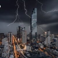 In den nächsten 24 Stunden werden landesweit weitere Niederschläge erwartet, in einigen Provinzen auch heftige Schauer. Die Behörden fordern die Bevölkerung auf, in dieser Zeit vorsichtig zu sein, da starke Regenfälle zu möglichen Gefahren führen können. Der Südwestmonsun, der sich derzeit über der Andamanensee, Thailand und dem Golf von Thailand verstärkt, sorgt zusammen mit einem Tiefdruckgebiet über Nordvietnam für unbeständiges Wetter.