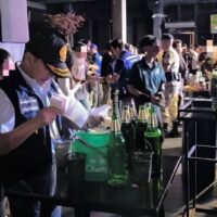 Der stellvertretende Gouverneur von Nonthaburi führte eine Razzia in einem bekannten Veranstaltungsort im Stadtteil Pak Kret durch. Dort wurden rund 300 Gäste angetroffen. Bei der Durchsuchung wurden große Mengen illegaler Drogen auf dem Boden verstreut gefunden.
