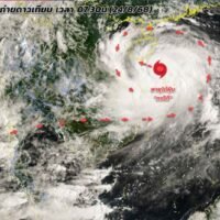 Das Ministerium teilte mit, dass sich der starke tropische Sturm Kajiki am späten Sonntagmorgen im mittleren Teil des Südchinesischen Meeres bereits zu einem Taifun entwickelt habe.Die Karte auf der Facebook-Seite der Wetterdienstbehörde zeigt die Position des Taifuns Kajiki im Südchinesischen Meer am Sonntagmorgen.