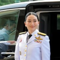 Die Pheu Thai Partei (PT) weist Vorwürfe zurück, der ehemalige Premierminister Thaksin Shinawatra habe mit den Richtern des Verfassungsgerichts einen geheimen Deal abgeschlossen, um das bevorstehende Urteil im Fall der suspendierten Premierministerin Paetongtarn Shinawatra zu beeinflussen. Der Grund dafür sei ein durchgesickerter Audioclip ihres Gesprächs mit dem kambodschanischen Senatspräsidenten Hun Sen.