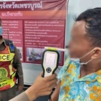 In einer dramatischen Gesetzesänderung haben die thailändischen Behörden erklärt, dass Autofahrer, die einen Alkoholtest verweigern, so behandelt werden, als ob sie unter Alkoholeinfluss fahren würden. Dieser mutige Schritt erfolgte nach einem aufsehenerregenden Vorfall mit der 33-jährigen Schauspielerin Marie Braun und dem bekannten Geschäftsmann Atchamon Singsikornkul. Marie weigerte sich wiederholt, an einer Alkoholkontrolle teilzunehmen, was Diskussionen über die Konsequenzen dieser neuen Regelung auslöste.