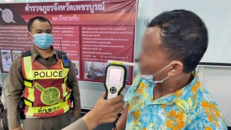 In einer dramatischen Gesetzesänderung haben die thailändischen Behörden erklärt, dass Autofahrer, die einen Alkoholtest verweigern, so behandelt werden, als ob sie unter Alkoholeinfluss fahren würden. Dieser mutige Schritt erfolgte nach einem aufsehenerregenden Vorfall mit der 33-jährigen Schauspielerin Marie Braun und dem bekannten Geschäftsmann Atchamon Singsikornkul. Marie weigerte sich wiederholt, an einer Alkoholkontrolle teilzunehmen, was Diskussionen über die Konsequenzen dieser neuen Regelung auslöste.
