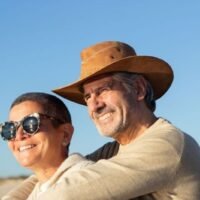 Thailand ist seit Jahrzehnten ein Magnet für ausländische Rentner. Die tropischen Strände, das warme Klima, die erschwinglichen Lebenshaltungskosten und die bekannte gastfreundliche Kultur lockten Zehntausende Rentner aus Europa, Australien und anderen Ländern an. Viele entschieden sich für die positiven Auswirkungen, die die lokale Wirtschaft ankurbelten und sie in die Gemeinschaft eingliederten.