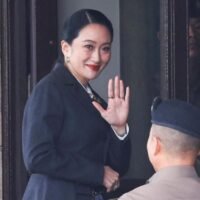 In vielerlei Hinsicht erscheint das Land demokratisch – es ist eine konstitutionelle Monarchie mit regelmäßigen, umkämpften Wahlen, hoher Wahlbeteiligung und einer politisch aktiven jungen Generation. In der Praxis, so Analysten, ist das Land jedoch einem nicht gewählten Establishment ausgeliefert, das aus dem mächtigen Militär, der Justiz und der Königsfamilie besteht.