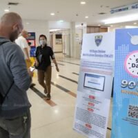 Einwanderungsbehörde lässt Tausende unter Vorspiegelung falscher Tatsachen in Thailand einreisen. Die Maßnahmen gegen den Missbrauch der Studentenvisum gehen weiter. Die Einwanderungsbehörde hat ihre Kontrollen bei Ausländern, die mit einem Studentenvisum ins Land einreisen, intensiviert, nachdem festgestellt wurde, dass Tausende ein Visum erhalten hatten, ohne dafür zu studieren.