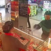 Ein einzelner Schütze erbeutete Goldarmbänder im Wert von über 8 Millionen Baht, nachdem er am Donnerstagnachmittag ein Goldgeschäft in einem Einkaufszentrum im Bezirk Bang Bo ausgeraubt hatte.