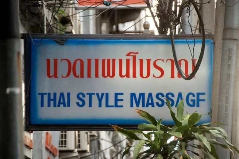 Eine 49-jährige Thailänderin hat in einem aufrichtigen Hilferuf in der Nachrichtensendung „Hone Krasae“ von Channel 3 enthüllt, dass sie sich der Prostitution zugewandt habe, um die überwältigenden Kreditzinsen von insgesamt 4.200 Baht täglich zu bezahlen