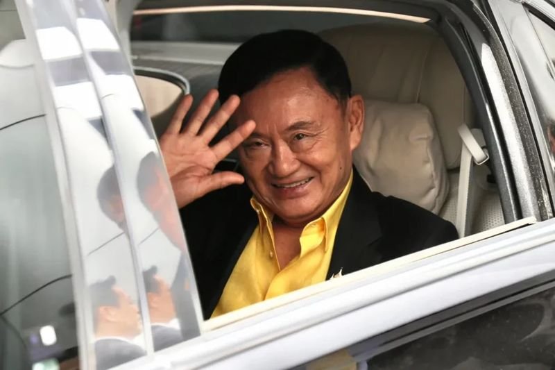 Thaksin Shinawatra, Thailands ehemaliger Premierminister, muss heute in einem viel beachteten Fall von Majestätsbeleidigung ein richtungsweisendes Urteil beachten. Der Fall, in dem es um Anklagen nach Paragraph 112 des thailändischen Strafgesetzbuchs geht, hat nationales und internationales Interesse geweckt, insbesondere da der Urteilsspruch mit dem zweiten Jahrestag von Thaksins Rückkehr nach Thailand zusammenfällt .
