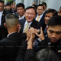 Die Entscheidung des Strafgerichtshofs vom 22. August, ein Verfahren wegen Majestätsbeleidigung gegen den ehemaligen Premierminister Thaksin Shinawatra einzustellen, hat unter Akademikern, Rechtsgelehrten und Politikern eine heftige Debatte ausgelöst und die seit langem bestehenden Bedenken hinsichtlich der Fairness, Transparenz und Konsistenz des Justizsystems verdeutlicht.