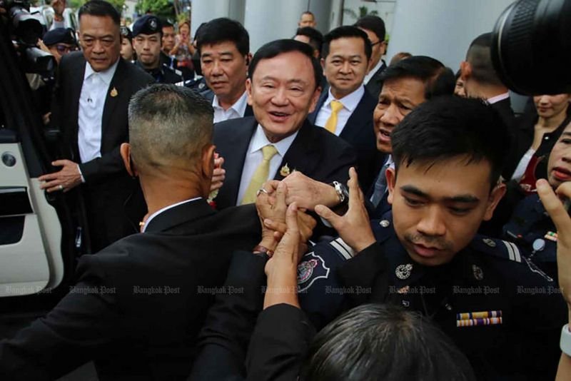 Die Entscheidung des Strafgerichtshofs vom 22. August, ein Verfahren wegen Majestätsbeleidigung gegen den ehemaligen Premierminister Thaksin Shinawatra einzustellen, hat unter Akademikern, Rechtsgelehrten und Politikern eine heftige Debatte ausgelöst und die seit langem bestehenden Bedenken hinsichtlich der Fairness, Transparenz und Konsistenz des Justizsystems verdeutlicht.