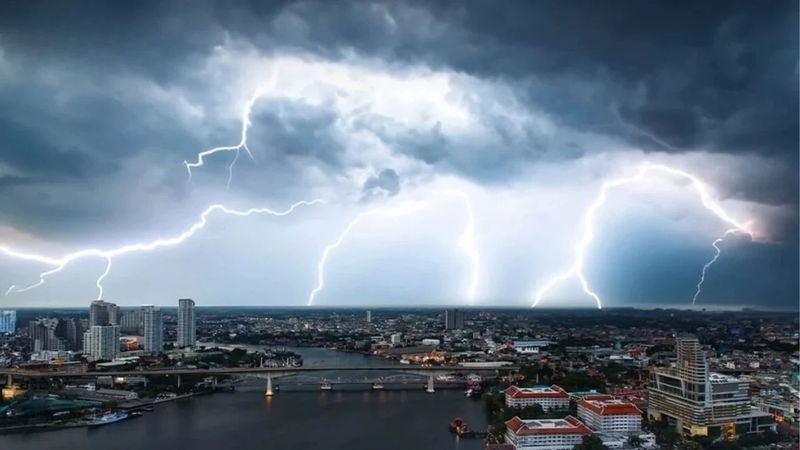Für dieses Wochenende werden in ganz Thailand schwere Regenfälle vorhergesagt. Ein tropisches Tiefdruckgebiet wird voraussichtlich in Vietnam und Laos auf Land treffen und die nördlichen, nordöstlichen und östlichen Regionen beeinträchtigen.Für 49 Provinzen, darunter Bangkok , wurden Warnungen vor möglichen Regenfällen herausgegeben.
