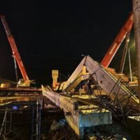 Autofahrer auf einer vielbefahrenen Autobahn in Thailand hatten einen schrecklichen Beinaheunfall, als eine massive Fußgängerbrücke auf den Verkehr stürzte und so nur knapp einer Katastrophe entging. Die Aufnahmen deuten darauf hin, dass die Struktur von den Stützen gerutscht ist, anstatt mitten in der Spannweite zu brechen