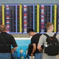 Der Grenzkonflikt zwischen Thailand und Kambodscha hat dem Image des thailändischen Tourismus geschadet, die wirtschaftlichen Auswirkungen bleiben jedoch begrenzt. Die geschätzten Verluste belaufen sich auf rund drei Milliarden Baht, vor allem in den betroffenen Grenzprovinzen.
