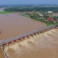 Die königliche Bewässerungsbehörde hat eine dringende Warnung an die Bewohner der tiefer gelegenen Gebiete entlang des Chao Phraya-Flusses herausgegeben, sich auf mögliche Überschwemmungen am 21. August vorzubereiten. Diese Vorsichtsmaßnahme erfolgt, da die Behörde plant, den Wasserabfluss aus dem Chao Phraya-Staudamm aufgrund der jüngsten starken Regenfälle zu erhöhen.