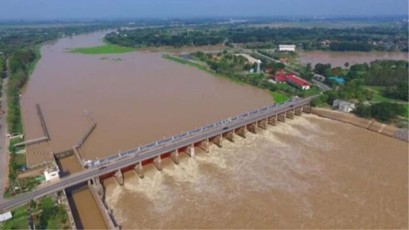 Die königliche Bewässerungsbehörde hat eine dringende Warnung an die Bewohner der tiefer gelegenen Gebiete entlang des Chao Phraya-Flusses herausgegeben, sich auf mögliche Überschwemmungen am 21. August vorzubereiten. Diese Vorsichtsmaßnahme erfolgt, da die Behörde plant, den Wasserabfluss aus dem Chao Phraya-Staudamm aufgrund der jüngsten starken Regenfälle zu erhöhen.