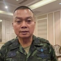 Thailand hat sich trotz laufender Diskussionen auf der Sitzung des General Border Committee (GBC) in Malaysia, die bis zum 7. August andauern, gegen einen Truppenabzug von der Grenze entschieden. Generalleutnant Boonsin Phadklang, Kommandeur der Zweiten Armeeregion, äußerte die Hoffnung auf positive Ergebnisse dieser Gespräche. Ziel sei eine positive Einigung zwischen den beteiligten Parteien.